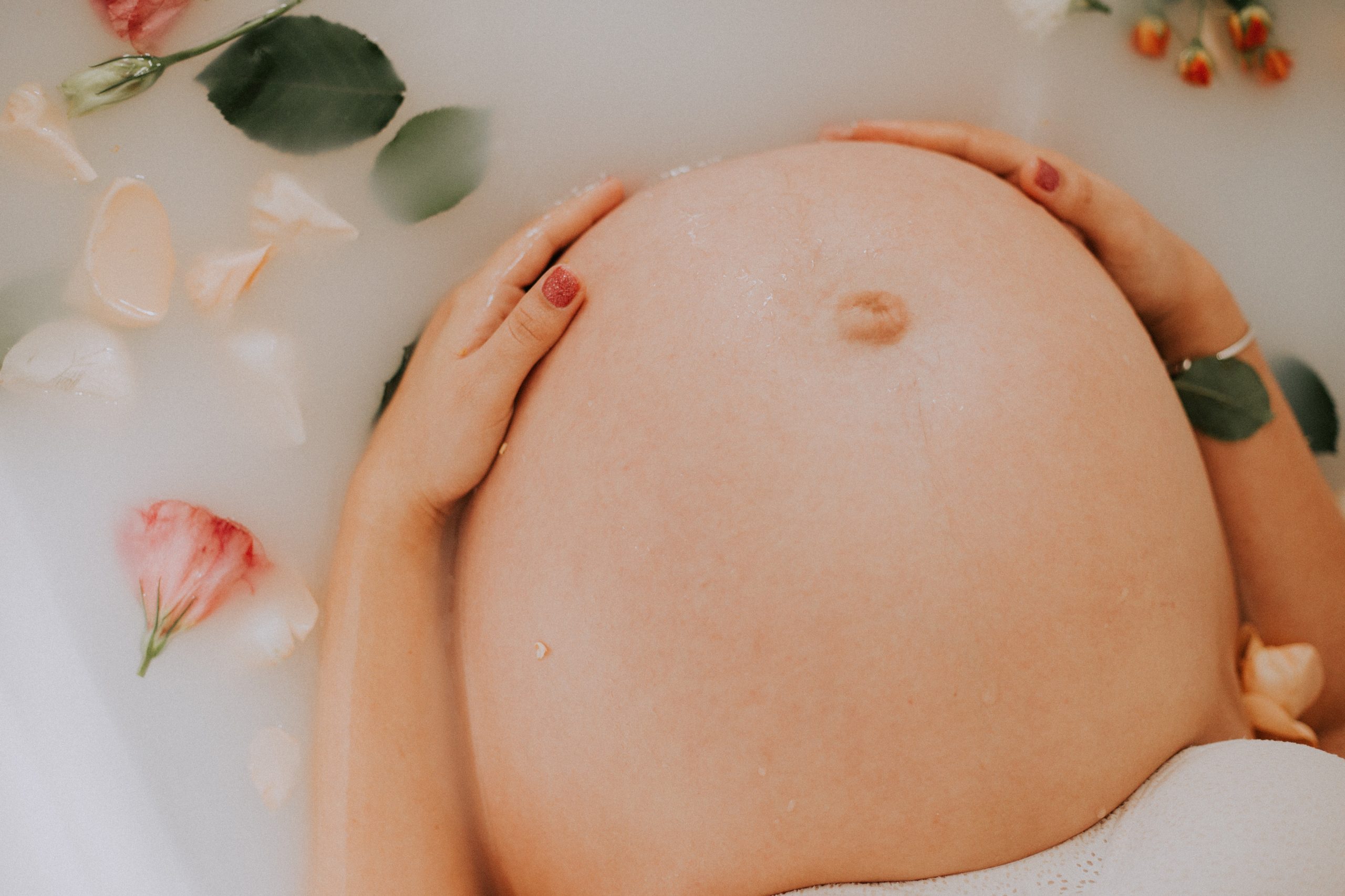 Come idratare la pelle in gravidanza: i consigli