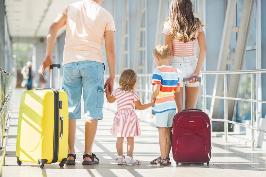 Viaggiare con bambini all’estero: documenti, vaccinazioni e consigli utili